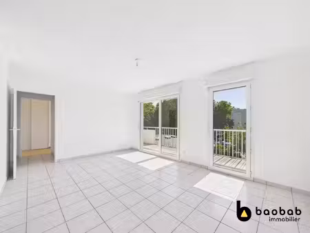 type 2 avec balcon/terrassse  cave et garage