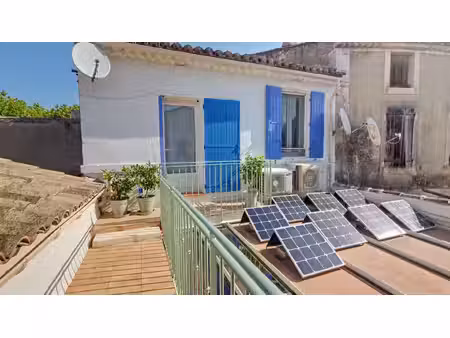 mouriès  immeuble mixte de 240 m² avec deux logements et local commercial .