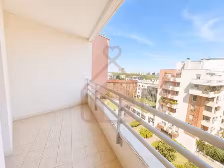 centre ville au pied du metro 7 sur cour - appartement 3 pieces