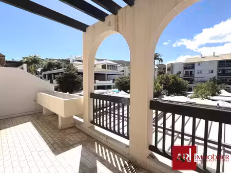 a vendre - f3 libre avec parking saint gilles les bains - place