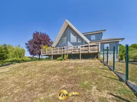 belle maison canadienne sur un magnifique terrain