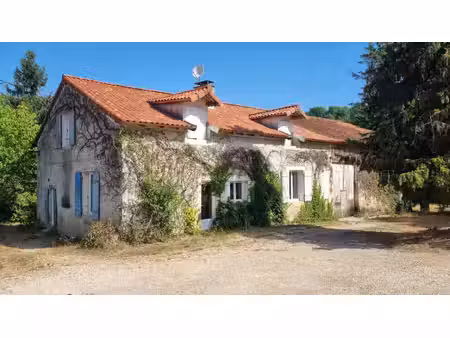 maison en pierres à l'abri des voisins