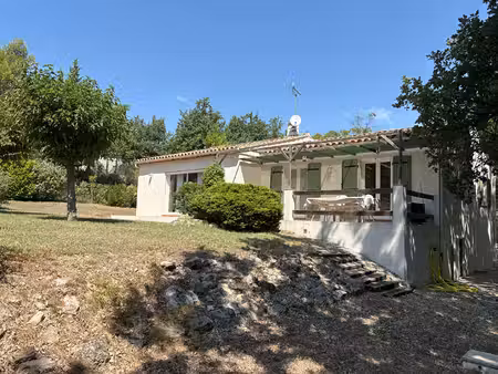 très belle villa de plain pied avec grand garage attenant sur parc arboré de 4050 m²