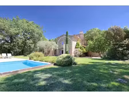 propriété en pierre avec dépendances et piscine à vendre près de gordes