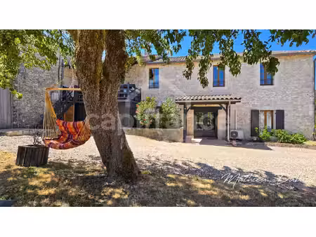 maison en pierre rénovée avec vue sur les vignes  au cœur d’un village de caractère