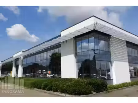 469 m² de bureaux baignés de lumière le long de la très a...
