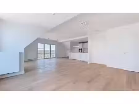 appartement à vendre avec terrasse et 3 chambres   court-saint-étienne (vbe56200)