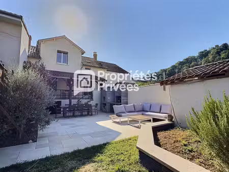 maison t6/7 d'env. 165m² située au calme avec 4/5 ch.  2 garages fermés et piscine sur per