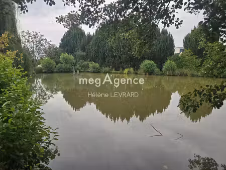 terrain de loisirs avec plan d'eau et jardin