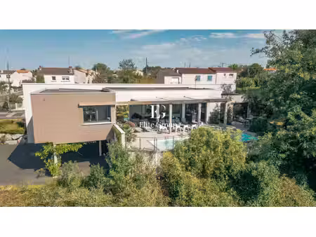superbe maison d'architecte avec vue degagee
