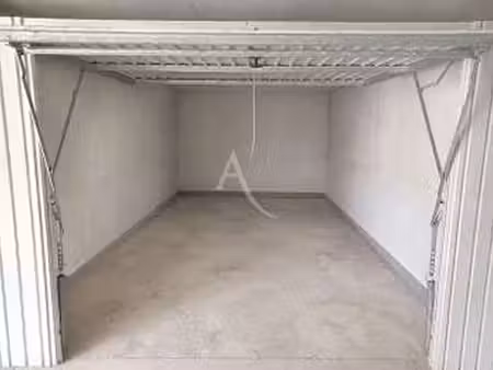 vente garage et parking aux sables-d'olonne (85100) : à vendre / 16m² les sables-d'olonne