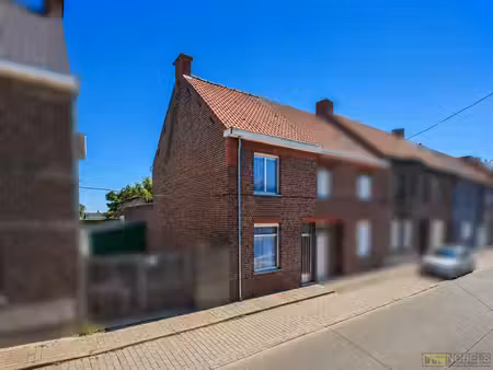 à vendre : maison à rénover avec jardin  idéalement situé...