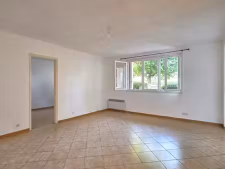 t2 lumineux avec cave et parking au cœur de limay