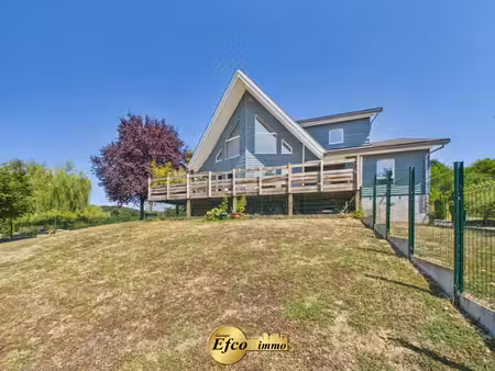 belle maison canadienne sur un magnifique terrain