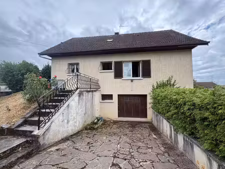 maison familiale avec sous-sol complet et terrain clos
