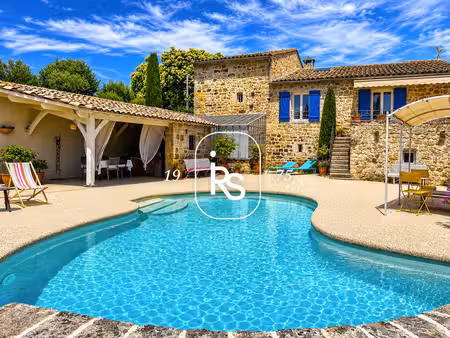 un exceptionnel mas rénové de 196 m2 avec 1 6 ha de terrain et une piscine avec pool...