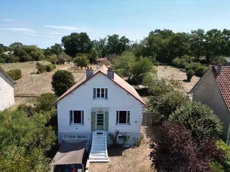 maison individuelle rénovée de 4 chambres  située à la lisière d'une ville animée