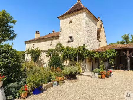 domaine d'exception avec 3 maisons  piscine  10 ha