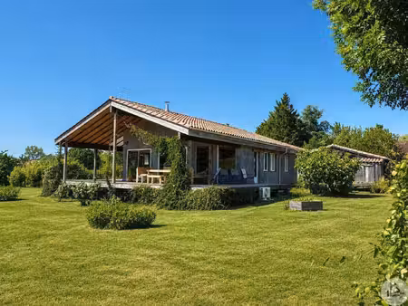 maison en bois récente avec jardin  garage et vue.