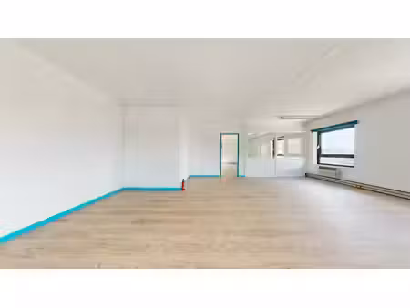 location bureaux 93 m² à 458 m²