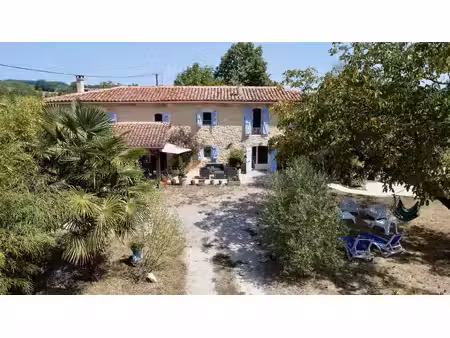 belle longère en pierre avec gîte