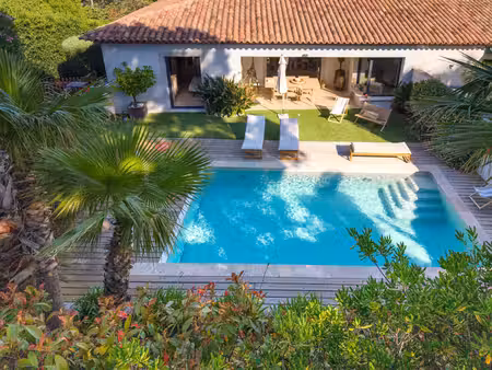 villa avec piscine chauffée dans le prestigieux quartier du sémaphore