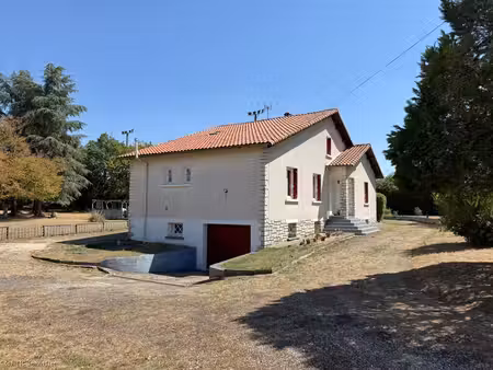 exclusif : grande maison de famille dans le village médiéval de verteuil-sur-charente