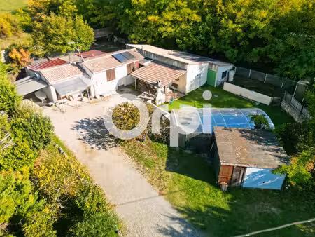 maison avec deux dépendances et piscine