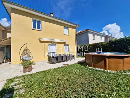 agréable villa 124 5 m2  très bon état  3 chambres  grande pièce de vie  jardin