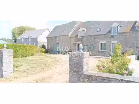 longère normande et dépendance dans la baie du mont st michel