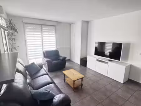 grand f3 meuble avec balcon quartier vieux pays