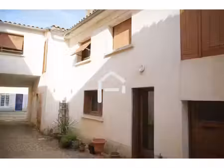 ensemble immobilier ? 3 maisons + dépendances + terrain ? lezay (79120)