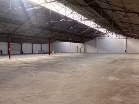 à louer entrepôt + bureaux malle