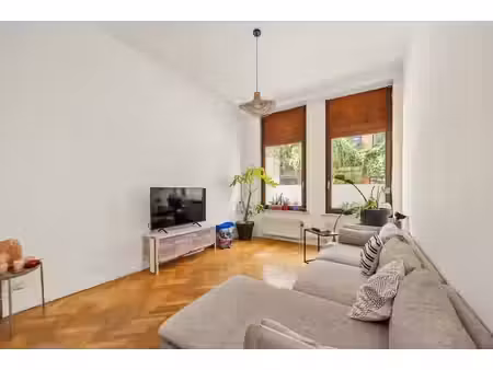 spacieuse maison avec 4 à 5 chambres et jardin de ville