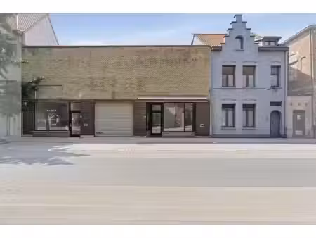 grande maison avec entrepôt au centre de furnes