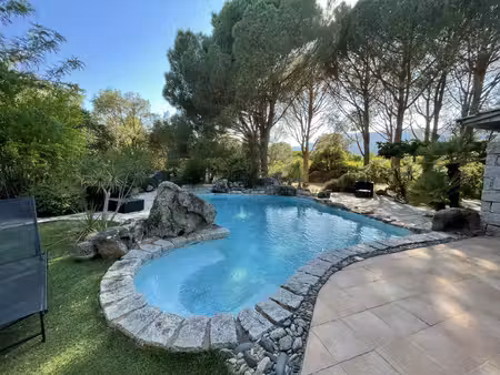 villa de charme atypique avec piscine en pleine nature