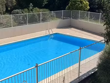 t2 meublé rénové 43 m² + piscine + parking – haut-cenon – bail mobilité