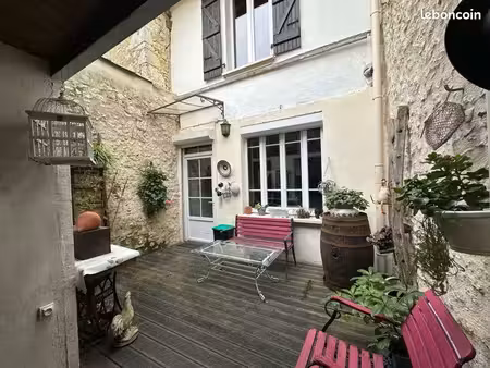 maison au cœur du village avec patio ouvert