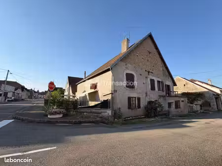 a mantoche  180 m² habitables à 100 m de la saône