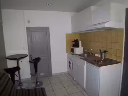 location appartement 1 pièce 14 m² à la crau (83260)