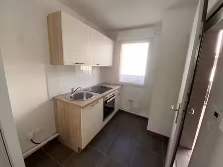 location appartement 3 pièces 54 m² à le castellet (83330)