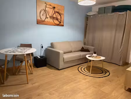 f1 meublé 27m2 climatisé - terrasse 21m2 au calme - parking - cave - centre grasse