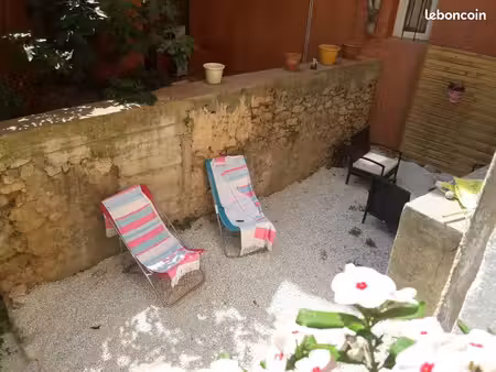 f1 meublé 33 m² avec jardin privatif – flayosc centre – 550 cc