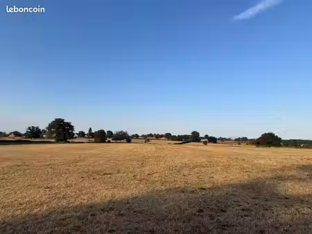 vends terrain champ prairie 2 5 ha à chazemais avec entrée donnant sur route