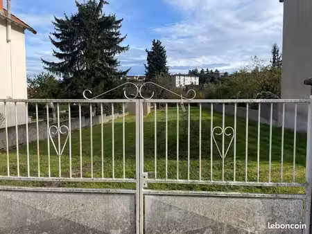 terrain à vendre constructible avec permis de construire et les plans d’une maison à const