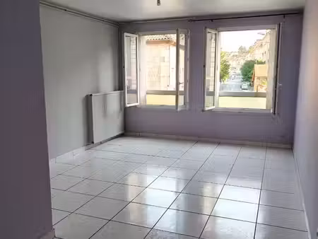 grand f1 traversant proche centre ville