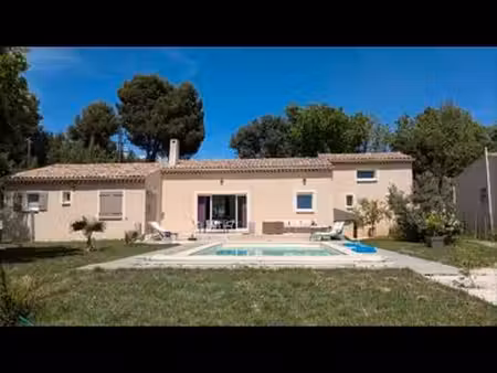 belle villa 2011 avec piscine   garage   terrain arboré proche de la gare  la brillanne