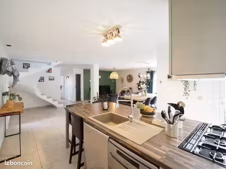 villa récente meublée avec piscine chauffée (bail 8 à 9 mois max)