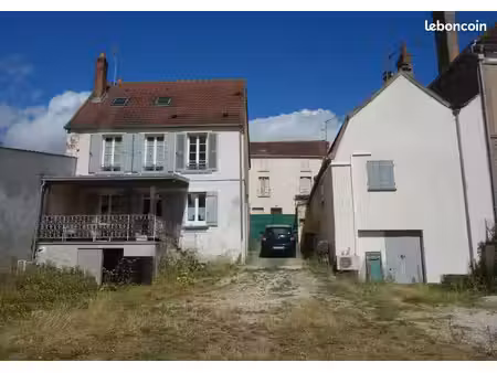 agréable propriété avec maison principale  maison d'amis et vaste jardin