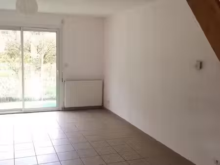 maison récente avec petit extérieur